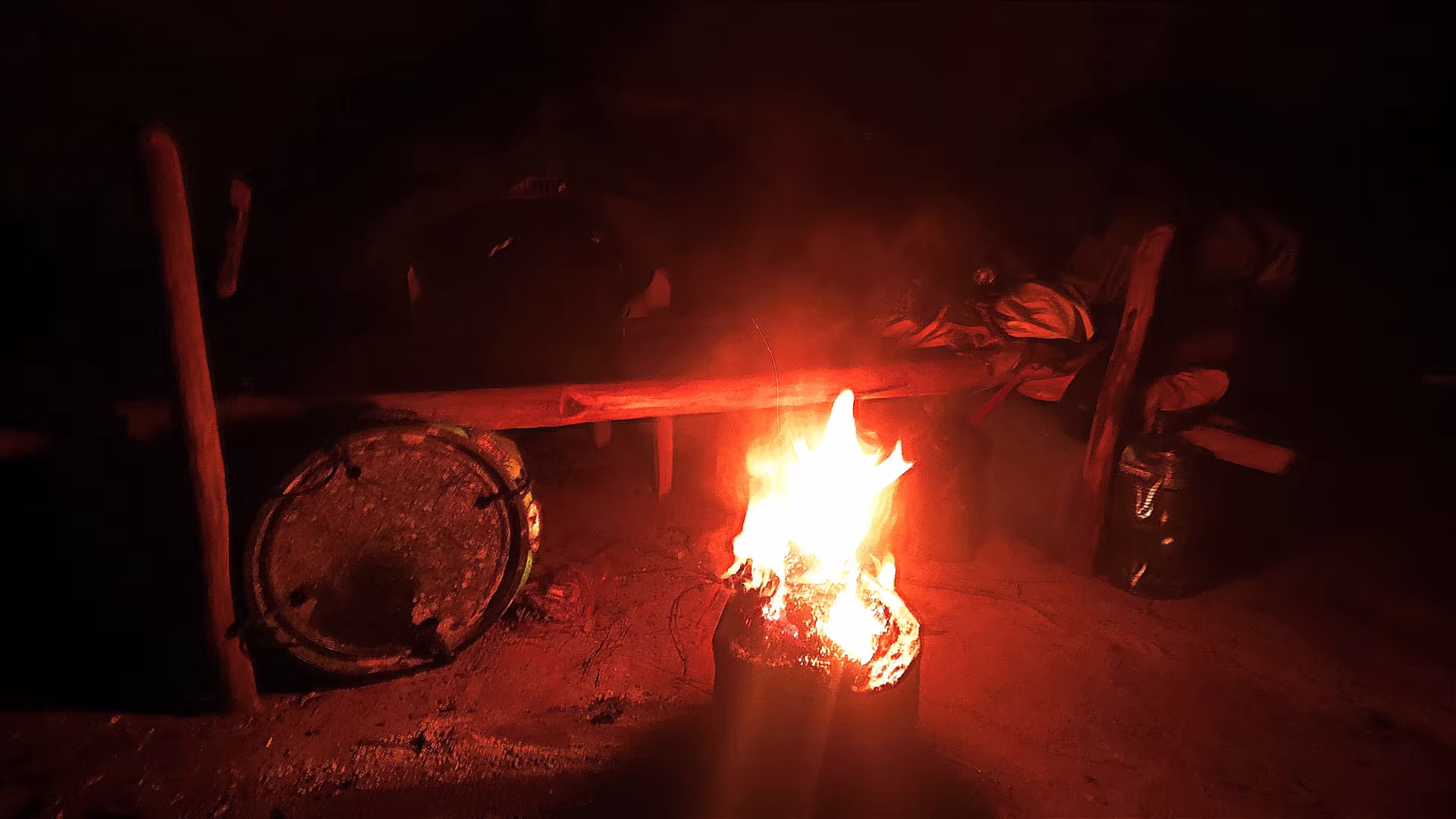 Bivouac autour d'un feu dans la forêt d'occitanie. Apprendre à survivre de nuit avec la grosse rage de vivre